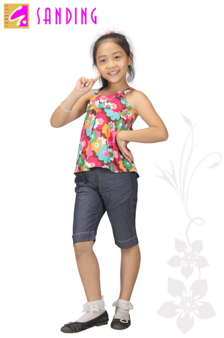 Áo sọc đỏ quần short bé gái