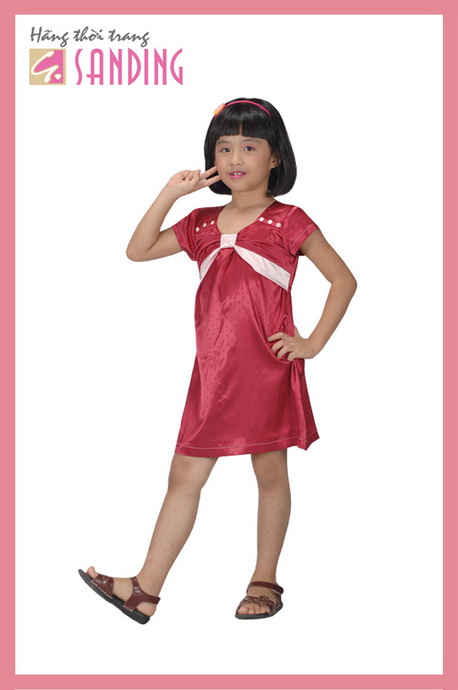 Váy chấm bi đỏ bọc đô