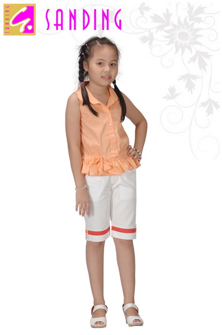 Áo màu cam nhạt quần short trắng